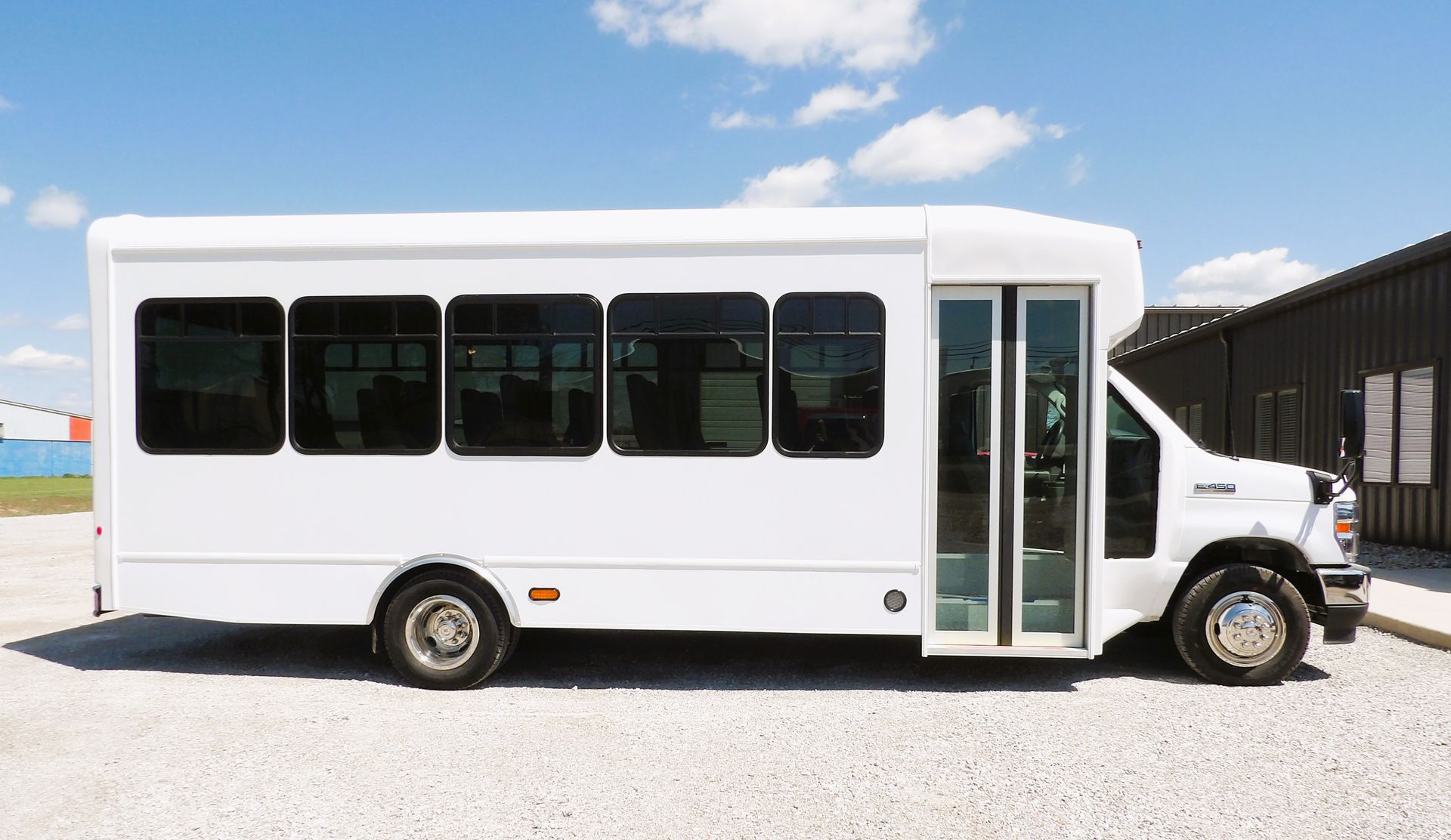 HLE shuttle bus, exterior side view in the sun