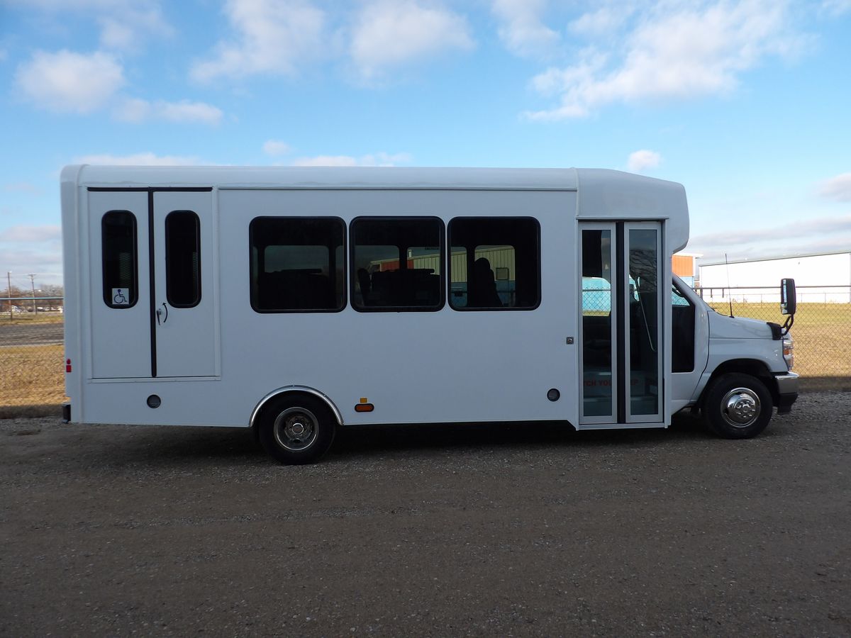 HLE Kavlyr shuttle bus on the Ford F-550 chassis