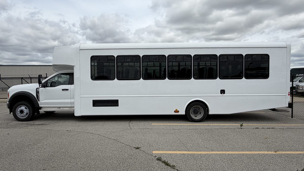 HLE Kavlyr shuttle bus, side profile outdoors