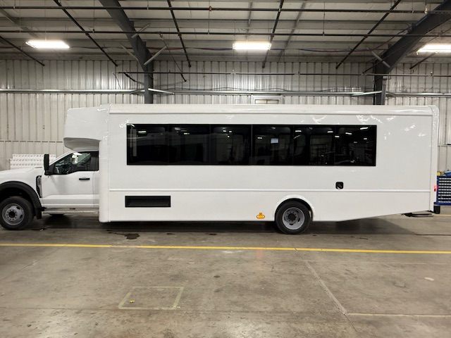 HLE Kavlyr 29-passenger with rear luggage, exterior side view